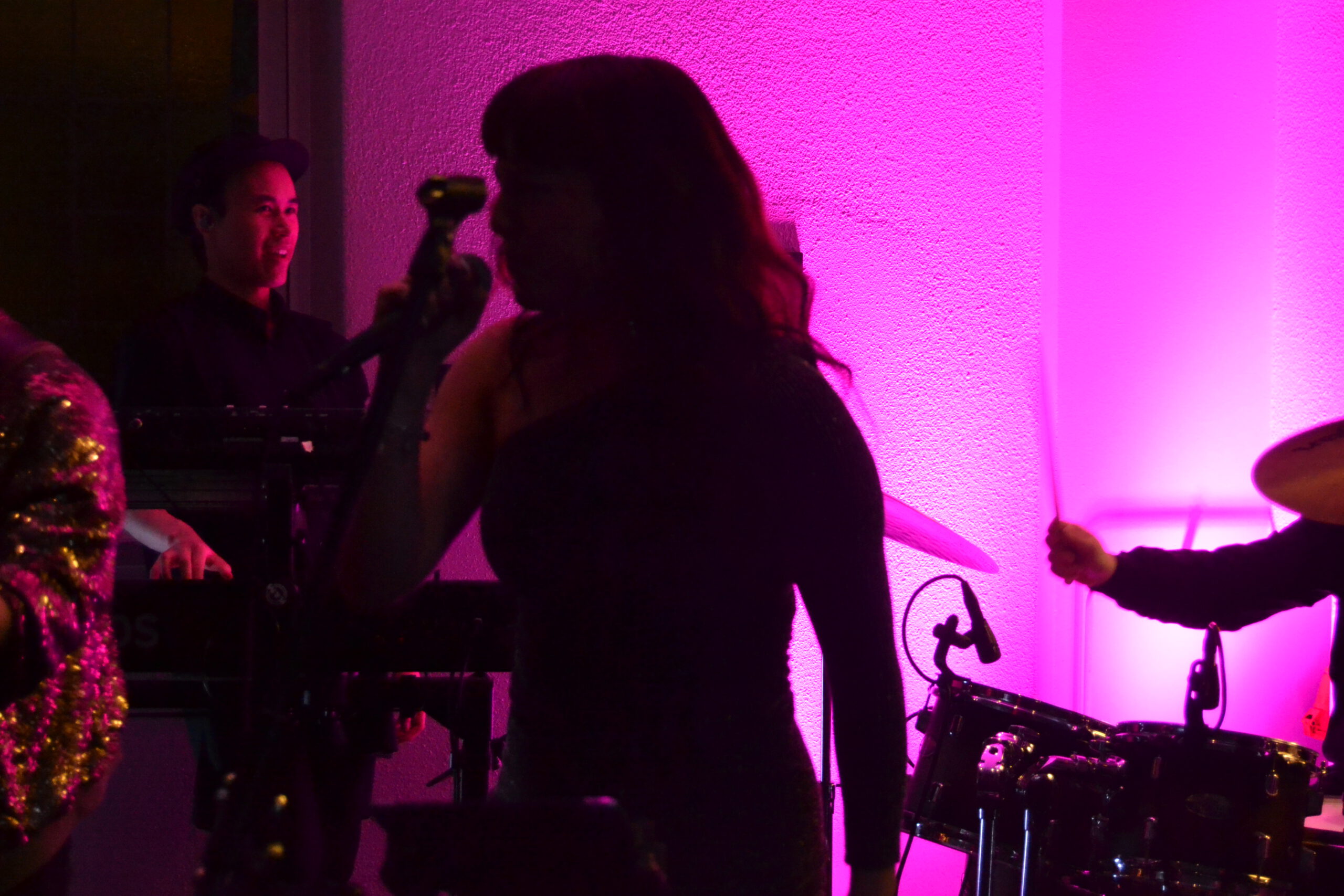 Bilebändi ILMIÖ. Woman singing.